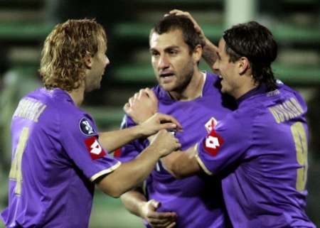 Fotbalista Fiorentiny Christian Vieri (uprostřed) příjmá gratulace ke gólu od spoluhráčů Marco Donadela (vlevo) a Pabla Daniela Osvalda v utkání Poháru UEFA proti Elfsborgu. | Foto: Reuters