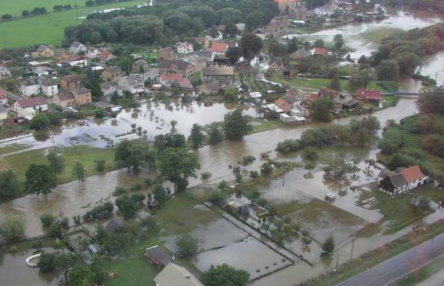 Dramatickou situaci, která panovala v povodí Labe v době katastrofálních povodní z roku 2002, nám mohou připomenout následující letecké snímky. Na této fotografii je ze vzduchu zachycena zaplavená oblast okolo Lužické Nisy/Hrádku nad Nisou. | Foto: Vodohospodářský dispečink státního podniku Povodí Labe