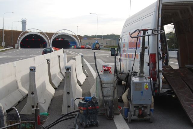 Zapotřebí bylo i běžné stavební kolečko. V pozadí vjezd do tunelu Lochkov | Foto: Radek Pecák