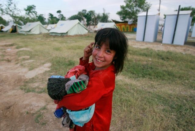 Smích děti neopouští ani zde, tábor ve vesnici Tacht Bai, 150 kilometrů severozápadně od Islámábádu | Foto: Reuters