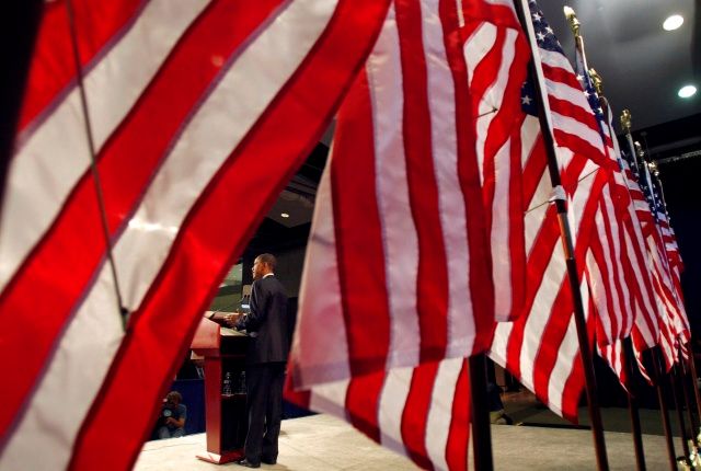 Americká vlajka má být symbolem jednoty, k takovému poselství se však zatím voliči obracejí zády | Foto: Reuters