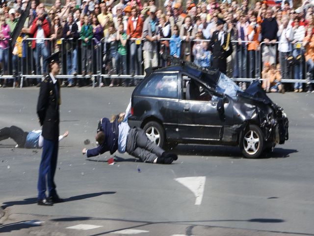 30. 4. - Atentát na královnu - Holandská královna Beatrix přežila pokus o atentát, tvrdí nizozemská policie. 
Do davu lidí, kteří se shromáždili u silnice, po které královna sdalšími členy rodiny projížděla, totiž ve vysoké rychlosti narazilo auto. Při srážce zemřeli čtyři lidé a dalších 13 bylo zraněno, z toho pět vážně. 
 Další podrobnosti si připomeňte ve článku zde | Foto: Reuters