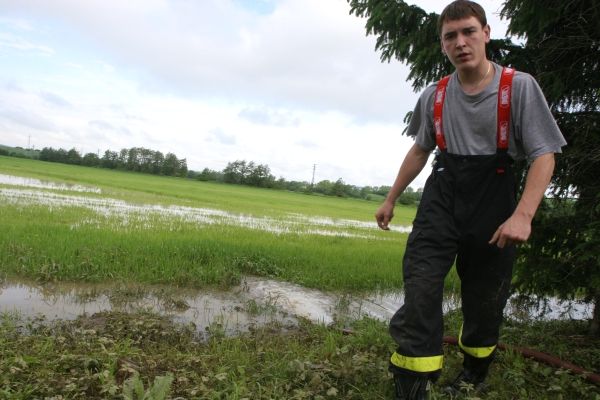 Odtud voda přišla. "Rybníky za to nemůžou," myslí si jeden z dobrovolných hasičů. "Přišlo to z několika stran, nejvíc ze Chřibů. Země byla už tak nasátá vodou, že to prostě nepobrala." Stejný názor má i starosta Zdounek. | Foto: Karel Toman