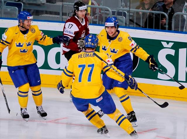 "Povinnou" výhru si připsali také Švédové, kteří porazili Lotyšsko 4:2, ... | Foto: Reuters