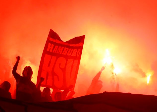 Naštvaní fanoušci Hamburku zapálili ve Vídní světlice. | Foto: Reuters