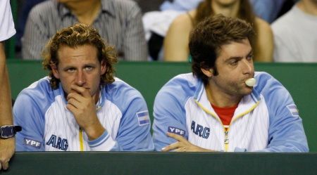 Jediný bod Argentiny vybojoval David Nalabandian (vlevo). Během posledného setu čtvrtého utkání už ale tušil, že Argentina znovu na Davis Cup nedosáhne. | Foto: Václav Rojík