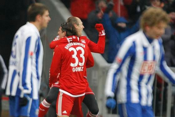 Fotbalisté Bayernu Mnichov slaví jeden z gólů v síti Herthy Berlín | Foto: Reuters