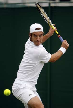 Richard Gasquet vrací míč Bohdanu Ulihrachovi ve druhém dni turnaje ve Wimbledonu | Foto: Reuters