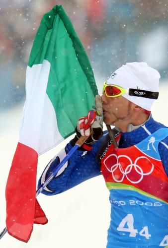 Ital Cristian Zorzi finišuje pro zlatou italskou štafetu na 4 x 10 km. | Foto: ČTK/AP