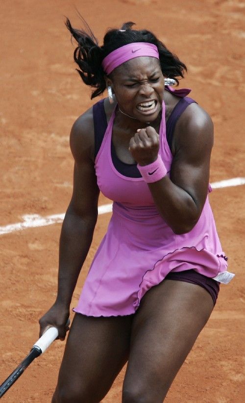 Americká tenistka Serena Williamsová se raduje z osmifinálového vítězství va French Open nad Ruskou Dinarou Safinovou. | Foto: Reuters