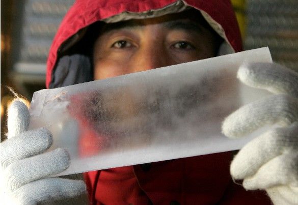 Hideaki Motoyama, drží milion let starý kus ledu, při prezentaci v Tokiu. | Foto: Reuters