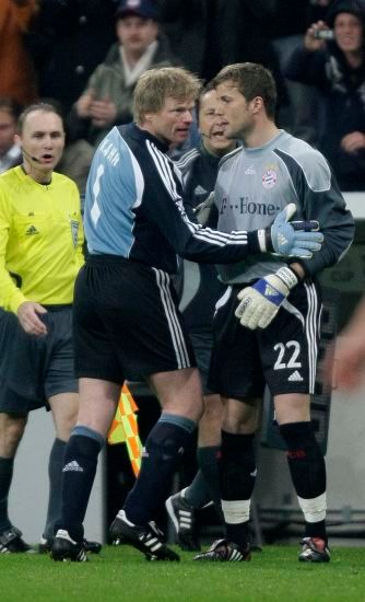 Brankář Bayernu Oliver Kahn (vlevo) musel kvůli zranění třísel přepustit své místo na hřišti Michaelu Rensingovi. | Foto: Reuters