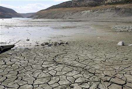 Sucho je už takové, že přehrada v části Limassol je úplně na dně. | Foto: Reuters/Andreas Manolis