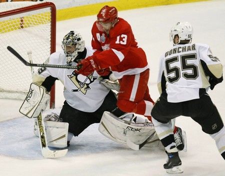 Pavel Dacjuk v souboji s brankářem Pittsburghu Fleurym. | Foto: Reuters