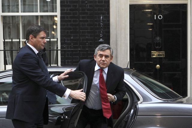 Povolební ráno: Gordon Brown přijíždí do sídla britských premiérů na Downing Street 10. | Foto: Reuters