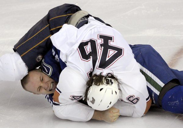 Edmonton vs. Vancouver - Stortini (v bílém) vs. McIver. | Foto: Reuters