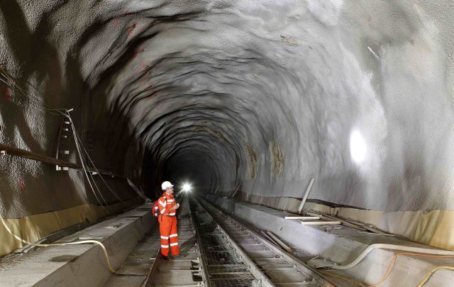 Nejdelší železniční tunel byl dosud k vidění v Japonsku. Spojuje ostrovy Honšú a Hokkaidó a měří necelých 54 kilometrů. Nejdelší silniční tunel  - o délce 24, 5 kilometrů - je v Norsku. | Foto: Reuters