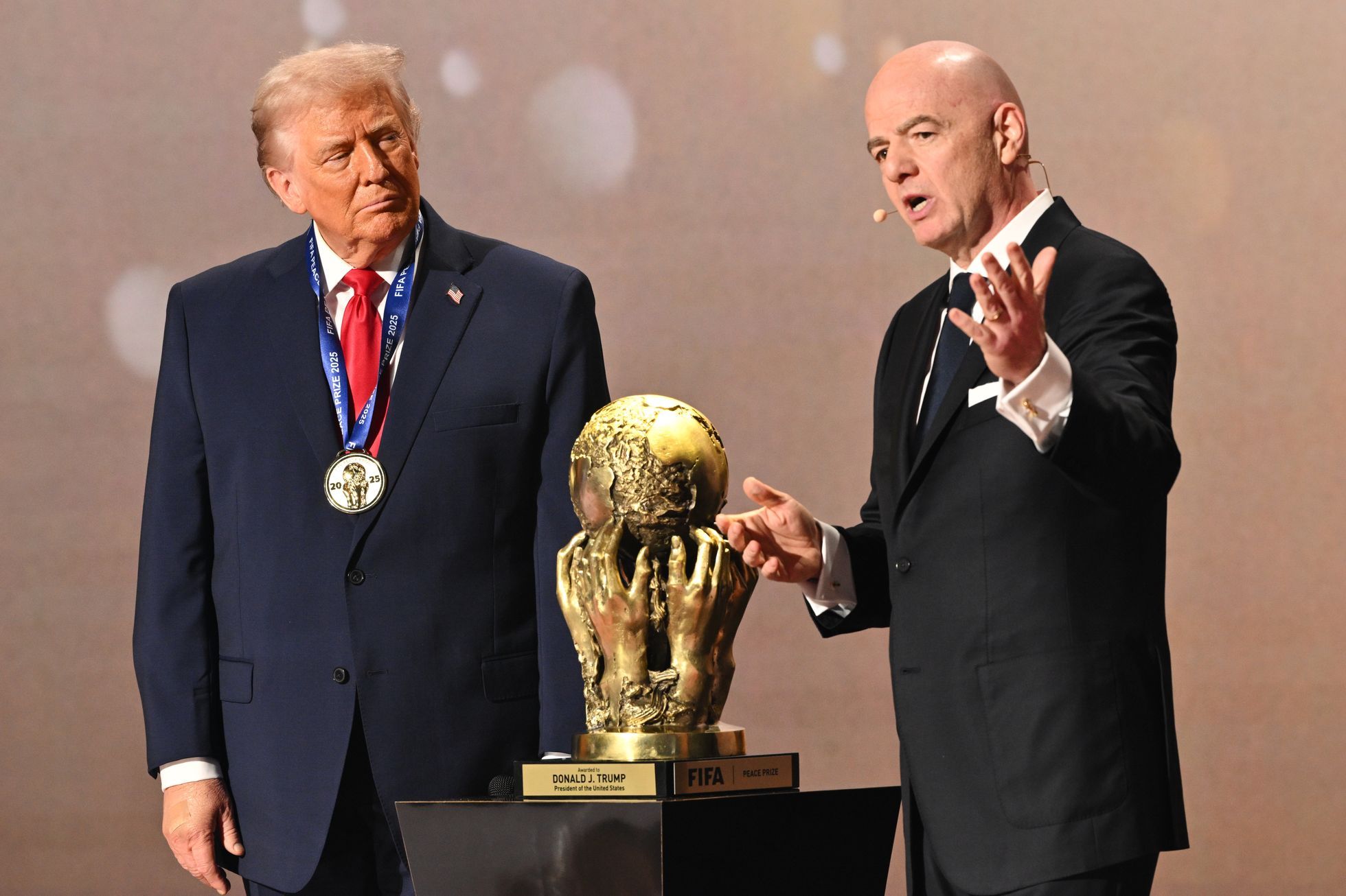 Nobelovka to není, ale Trump se ocenění dočkal. Jako první dostal Cenu míru FIFA