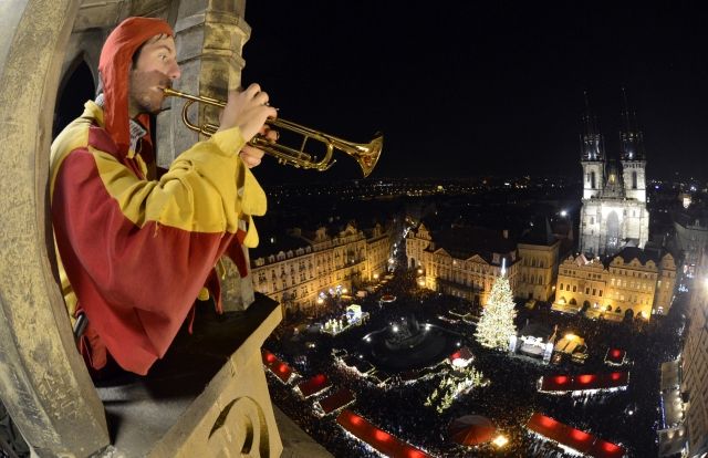 Pražské Staroměstké náměstí, i tady se rozvítil vánoční strom. | Foto: ČTK