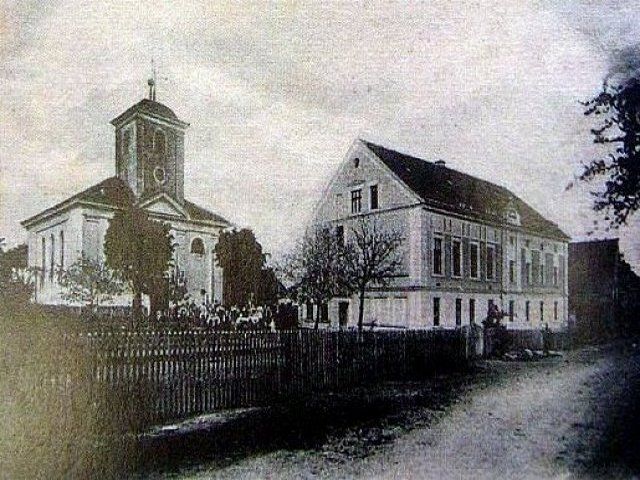 Obec Habřina byla po tolerančním patentu císaře Josefa II. jediným místem na Úštěcku, kde se sdružovali evangelíci. Odkoupili pozemky, postavili kostel, faru, školu, hospodářské budovy a založili evangelický hřbitov. | Foto: Fara Habřina (archiv)