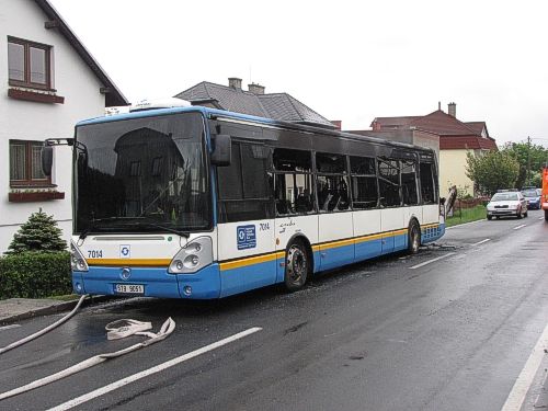 Na kraji Ostravy shořel v pátek během své jízdy linkový autobus Dopravního podniku Ostrava. | Foto: HZS Moravskoslezského kraje