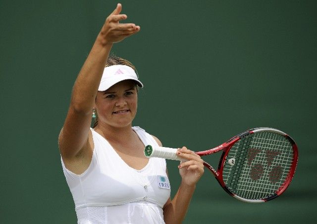 Kanaďanka Alexandra Wozniaková se snaží umlčet diváky ve svém zápase prvního kola Wimbledonu proti Marii Koryttsevovové z Ukrajiny. | Foto: Reuters