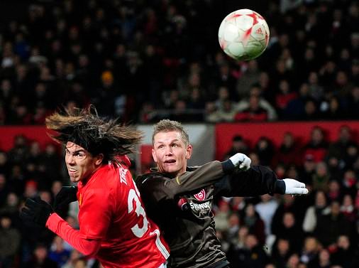 Útočník Manchesteru Carlos Tevez svádí vzdušný souboj s Jakobsenem. Svěřenci Alexe Fergusona překvapivě s dánským týmem jen remizovali 2:2. | Foto: Sport