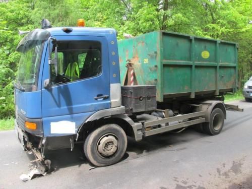 Takhle dopadl nákladní vůz Mercedes, do kterého Voráček narazil. Na něm škody činily jen 50 000. | Foto: Policie ČR