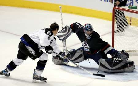 LEDEN - Brankář Západu Roberto Luongo z Vancouveru (vpravo) likviduje samostatný nájezd Vincenta Lecavaliera v dovednostních soutěžích Utkání hvězd NHL. | Foto: Reuters