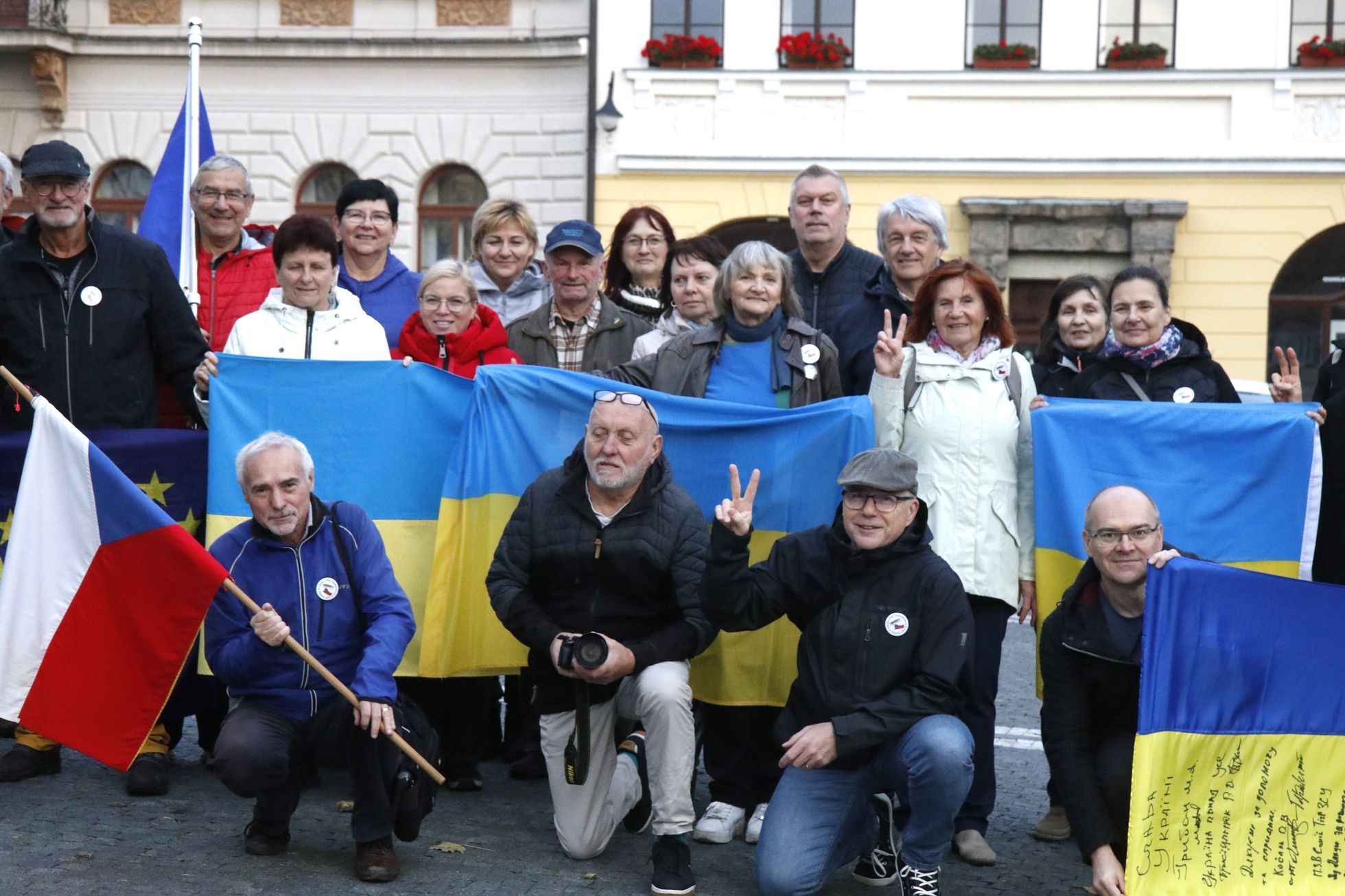 Za Ukrajinu. Proti Babišovi. Za Drábovou. "Vydržíme," říkají výjimeční senioři