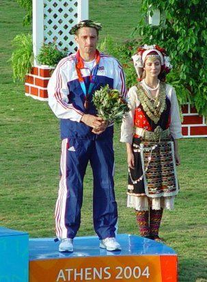 Moderní pětibojař Libor Capalini na stupních vítězů na OH v Aténách 2004. | Foto: www.pentathlon.cz