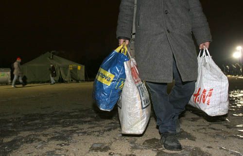 Venku je ještě tma, když se bezdomovci z Letné rozcházejí. Někteří do práce, někteří ji jdou hledat, jiní stráví čas do večera v denních centrech pomoci nebo prostě venku. | Foto: Ondřej Besperát, Aktuálně.cz