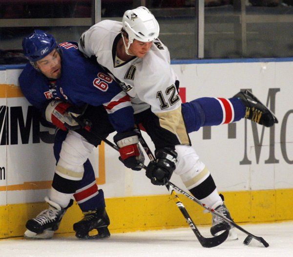 Jaromír Jágr bojuje s Ryanem Malonem z Pittsburghu. | Foto: Reuters