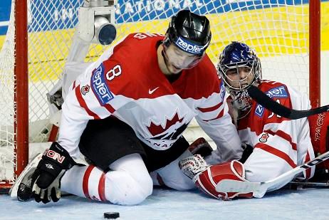 Kanaďan Brent Burns pomáhá brankáři Pascalu Leclairovi k zákroku | Foto: Reuters