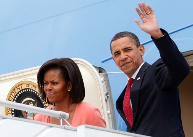 Barack Obama s první dámou Michelle vystupuje na moskevském letišti | Foto: Reuters