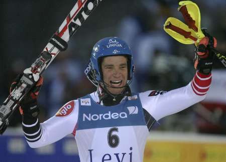 Benjamin Raich se raduje z vítězství ve slalomu ve finském Levi. | Foto: Reuters