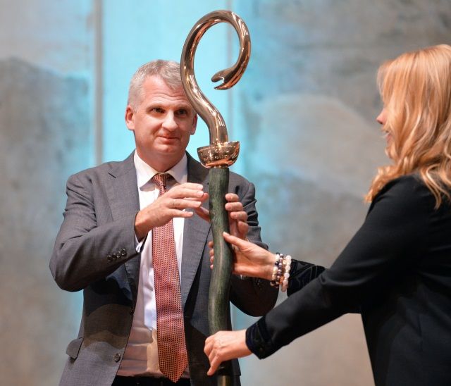 Americký historik Timothy Snyder přebírá od Dagmar Havlové Cenu VIZE 97. | Foto: ČTK