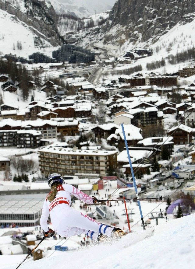 Lindsey Vonnová sice dokončila superkombinaci na druhém místě, ale ve slalomu udělala kritickou chybu a byla diskvalifikována. | Foto: Reuters