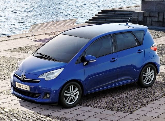 Největší světová automobilka Toyota se letos zaměří hlavně na malá auta. Toto je MPV Verso S. | Foto: Toyota