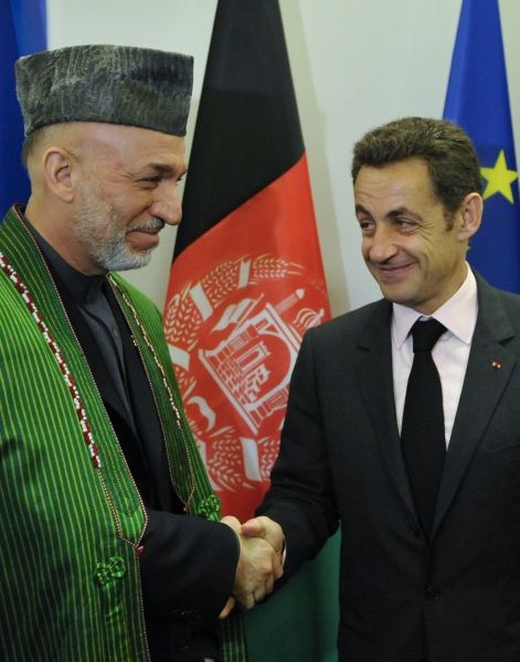 Afghan President Hamid Karzai (L) shakes hands with his French counterpart Nicolas Sarkozy during their bilateral talks at the NATO summit in Bucharest April 3, 2008. NATO heads of state and guest leaders are meeting for a three-day summit of the military alliance from April 2-4 in the Romanian capital. REUTERS/Eric Feferberg/Pool (ROMANIA) | Foto: Reuters