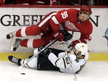 Hokejista Detroitu Red Wings Niklas Kronvall (nahoře) ve střetu s Mikem Ribeirem z Dallasu Stars v pátém finále Západní konference. | Foto: Reuters