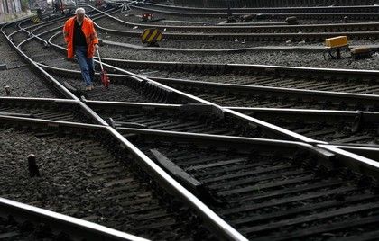 Stejně jako před týdnem museli tisíce Němců ráno řešit, jak se dostat do práce. Stojvůdci nadále stávkují za zvýšení mezd. | Foto: Reuters