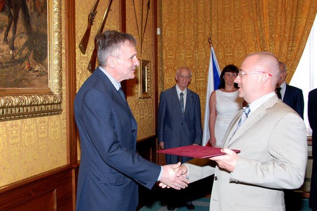 Miroslav Zavoral při jmenování do funkce ředitel Ústřední vojenské nemocnice ministrem obrany Martinem Bartákem 29. června 2010. | Foto: Ministerstvo obrany České republiky