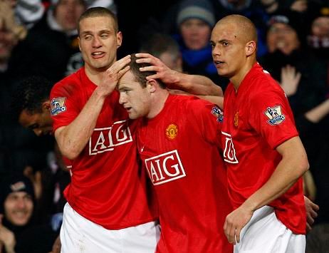 Wayne Rooney a gratulace Vidiče a Browna | Foto: Reuters