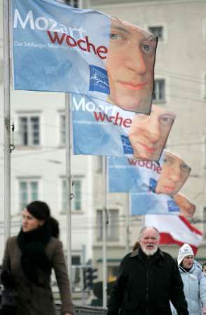 Vlajky lákají v Rakousku na Mozartův týden | Foto: Reuters