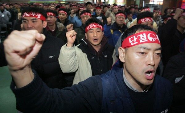 Jihokorejská vláda nařídila stávkujícím pilotům letecké společnosti Korean Air, aby přerušili protest a okamžitě se vrátili do práce. | Foto: Reuters