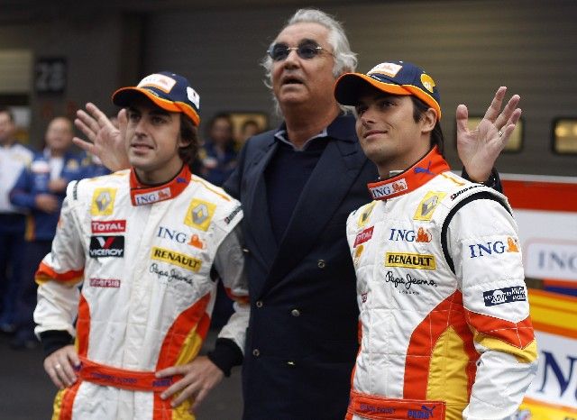 Šéf stáje Renault Flavio Briatore (uprostřed) pózuje se svými piloty Fernandem Alonsem (vlevo) a Nelsonem Piquetem při představení nového monopostu. | Foto: Reuters