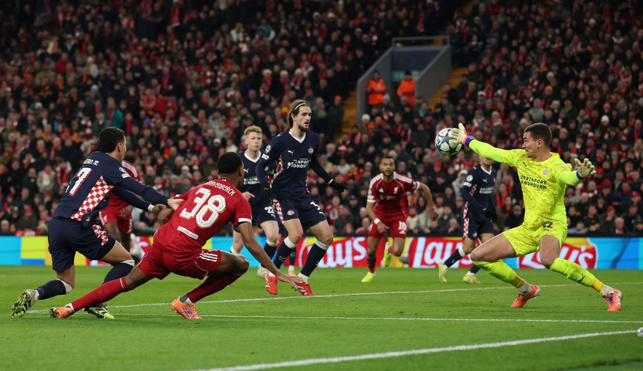 Kovář se podepsal pod senzaci. Pustil jediný gól, Eindhoven šokoval v Liverpoolu