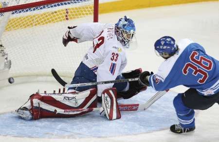 Finský hokejista Jussi Jokinen (36) skóruje do sítě norského gólmana Pala Grotnese(vlevo). | Foto: Reuters