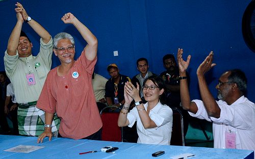 8.březen 2008: představitelé opozice se radují z volebního vítězství v Selangoru. Elizabeth Wong (za stolem uprostřed) právě završila přerod z aktivistky v profesionální političku. | Foto: KeADILan